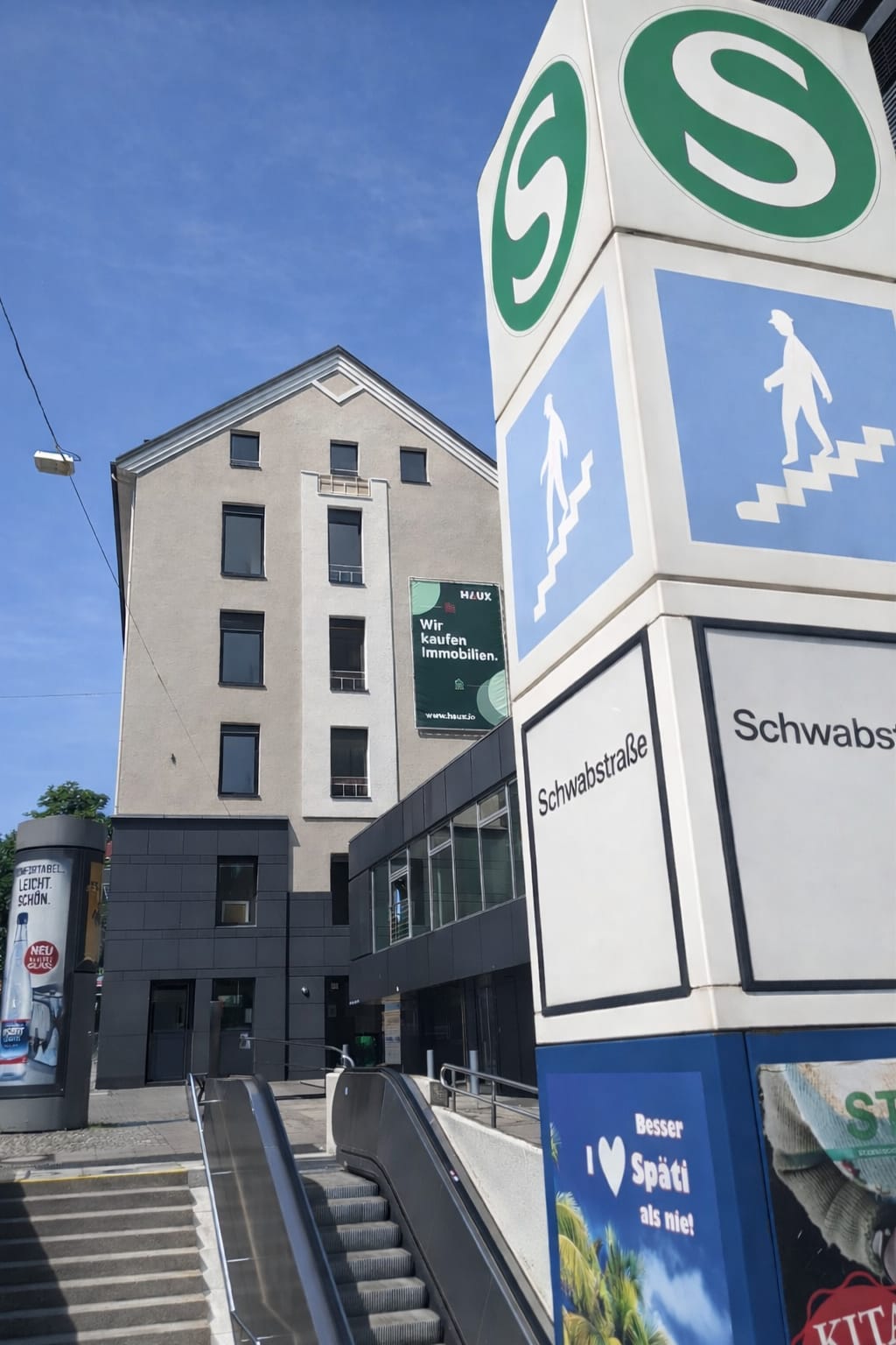 Blick auf das Gebäude von der S-Bahn-Haltestelle